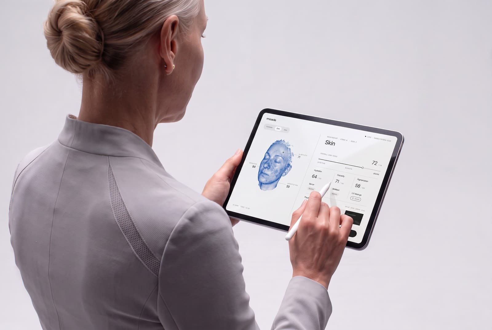 Ärztin liest den Befund auf dem Tablet